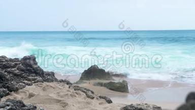 海<strong>水浪</strong>花溅起沙滩景观.. 天际线景观上的绿松石海洋。 沙滩上的岩石。